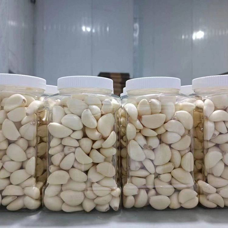 Свіжий очищений часник